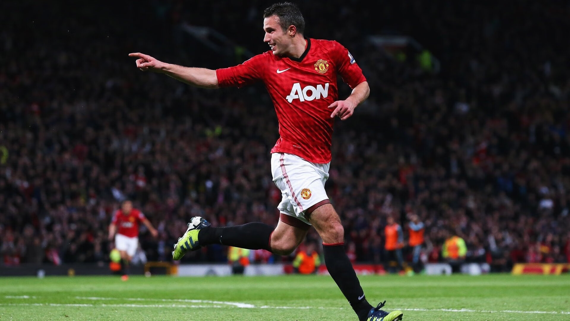 小组赛末轮“生死战”上演,球场氛围紧张